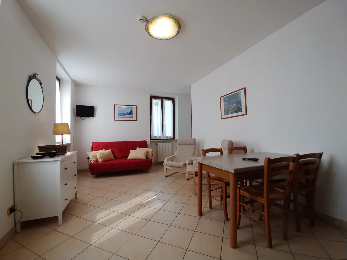 One-Bedroom Apartment with Rear View