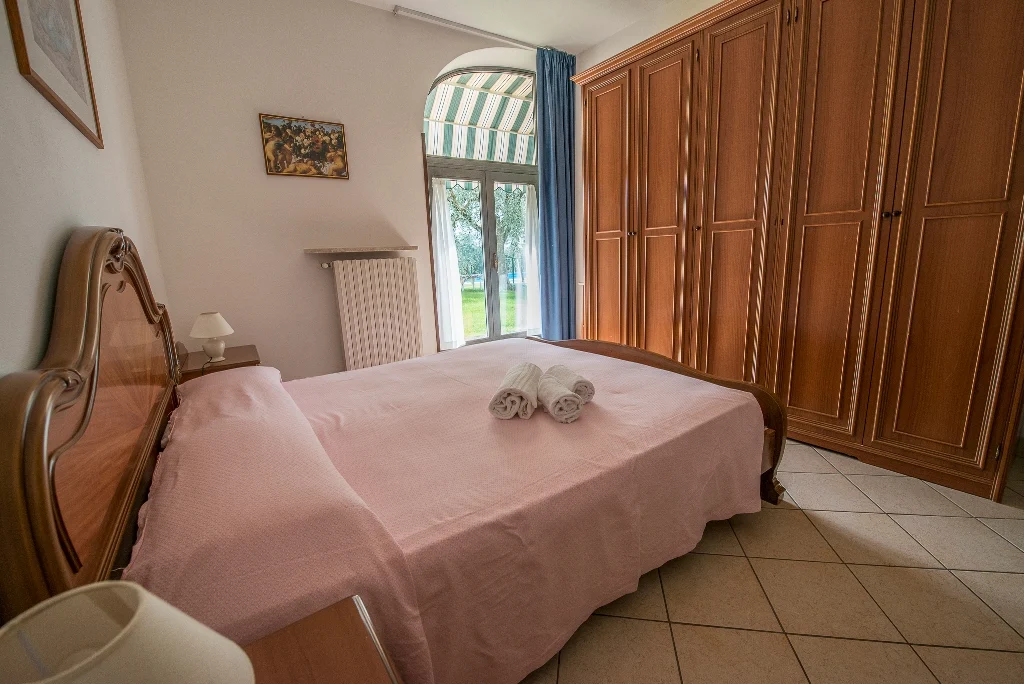 One-Bedroom Apartment with Rear View